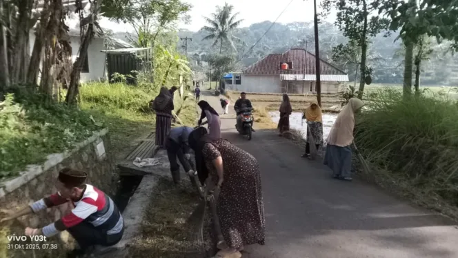 Warga RW 04 Lestarikan Budaya Gotong Royong Lewat Jumsih