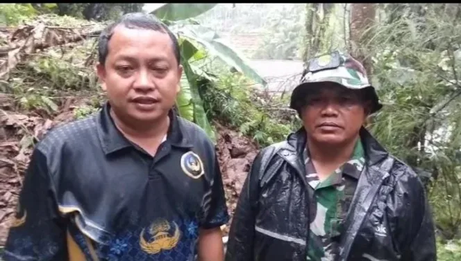 Longsor Timbun Jalan di Pakenjeng Garut, Akses ke Empat Desa Lumpuh Total