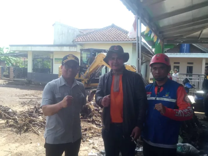 Kepala Dinas PUPR Garut Terjun Langsung Ke Lokasi Pasca Banjir Di Desa Sukalaksana
