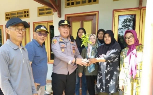 Kapolsek Samarang Bersama Forkopimcam, Perhutani Tanam Pohon Dilokasi Longsor