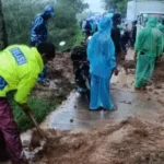 Longsor Tutup Jalan, Polsek Banjarwangi Bersama Warga Bersihkan Material Longsor Tutup Jalan, Polsek Banjarwangi Bersama Warga Bersihkan Material