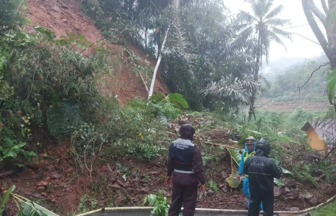 Longsor Tutup Jalan, Polsek Banjarwangi Bersama Warga Bersihkan Material