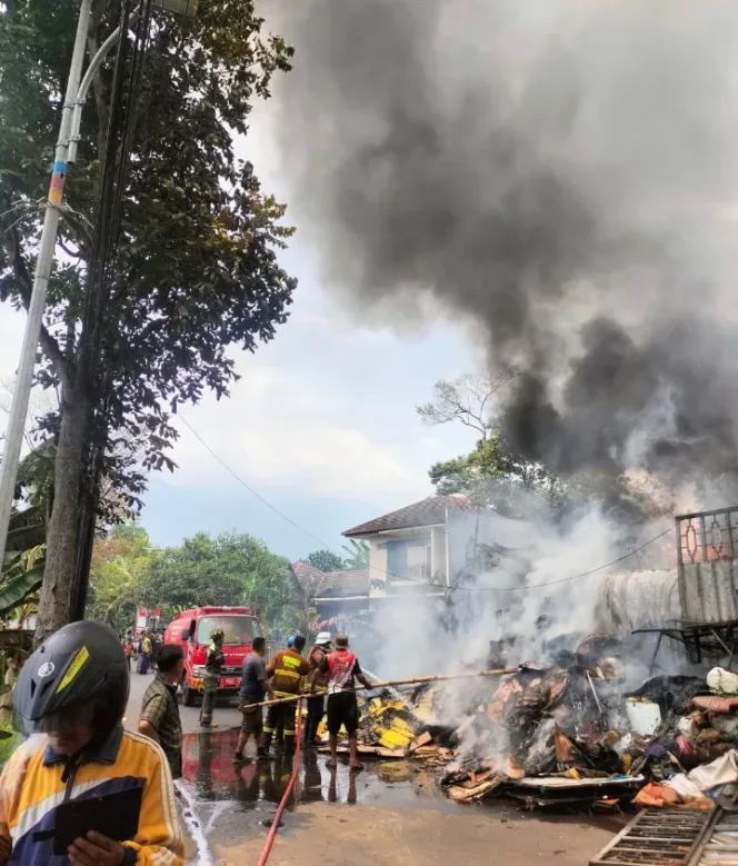 
					Gudang Rongsokan Milik Komar Sidik Terbakar, H. Basuki Eko SH MH Benarkan Lewat Wawancara Telepon