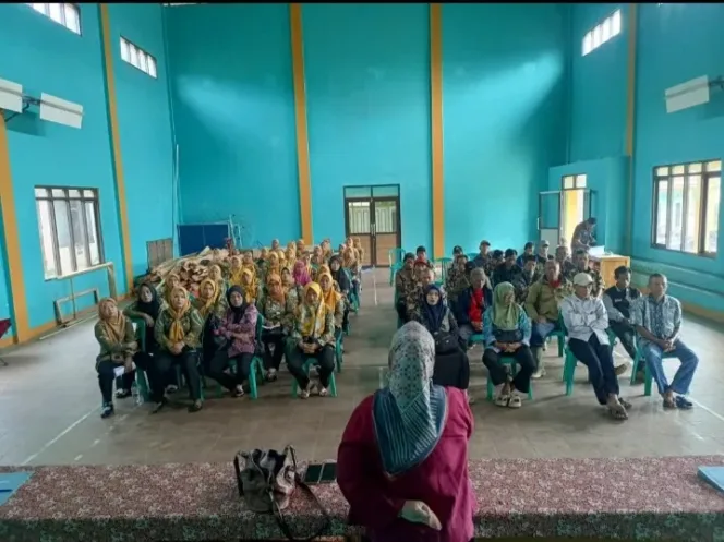 Pendistribusian Insentif Lembaga Desa Tegal Gede Digelar di Aula Desa Tegal Gede, Kecamatan Pakenjeng, Kabupaten Garut