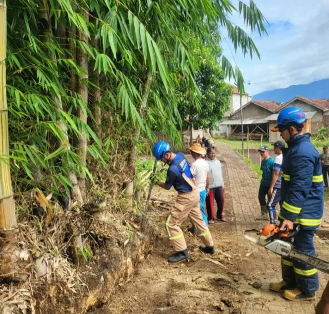 *DAMKAR Evakuasi Pohon Bambu untuk Pembukaan Jalan Menuju Pesantren di Kp. Cijelereun, Desa Mekarsari