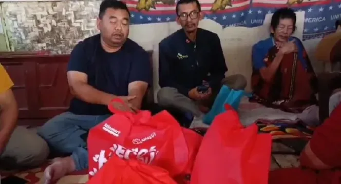 Anggota DPRD Dari Fraksi PDI Perjuangan Yudha Puja Turnawan Tunjukkan Kepedulian: Bantu Lansia Dhuafa yang Derita Stroke di Cilawu