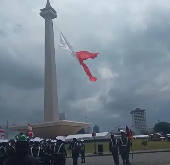 
					Bendera Merah Putih Robek Saat Gladi HUT ke-80 TNI di Monas, Ini Penjelasan TNI