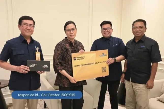 Taspen Serahkan Manfaat Pensiun dan THT kepada Sri Mulyani