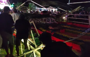 Wahana Perosotan Pelangi Ambruk di Air Upas