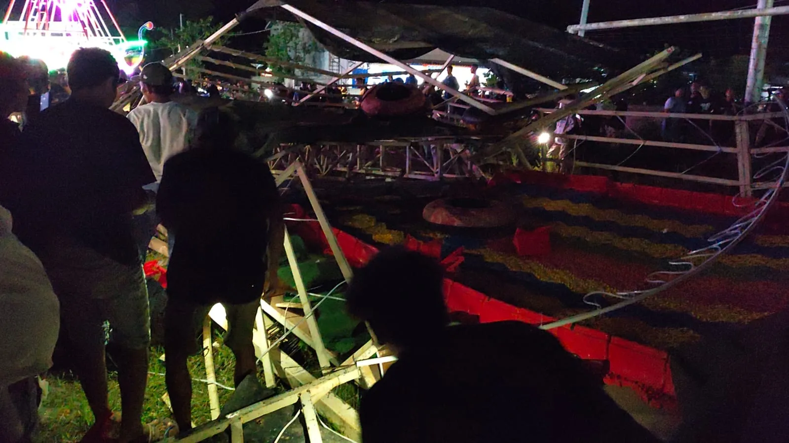 Wahana Perosotan Pelangi Ambruk di Air Upas