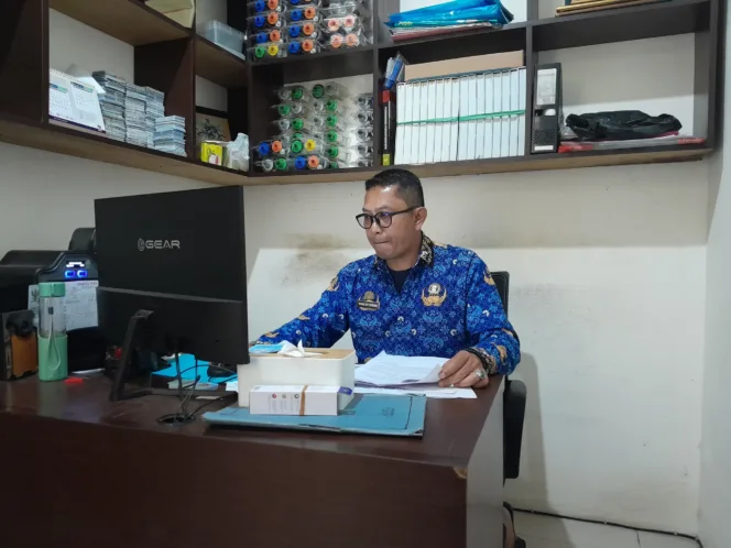 Kantor Pelayanan Kecamatan Malangbong Di Serbu Warga Pemohon Dokumen