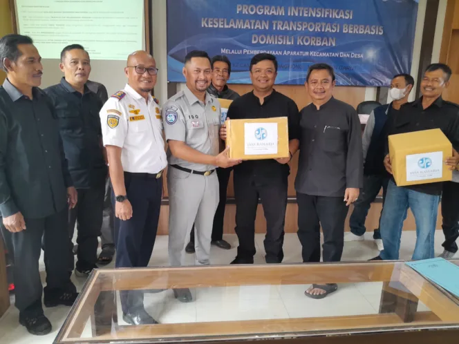 Jasa Raharja Bagikan Helem Standar SNI Untuk Tekan Kecelakaan