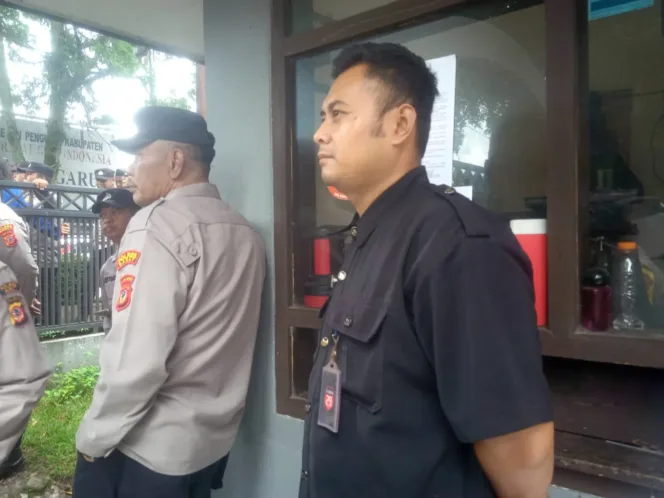 Fajar Zulfikri: Sosok Sigap dan Ramah di Kantor DPRD garut