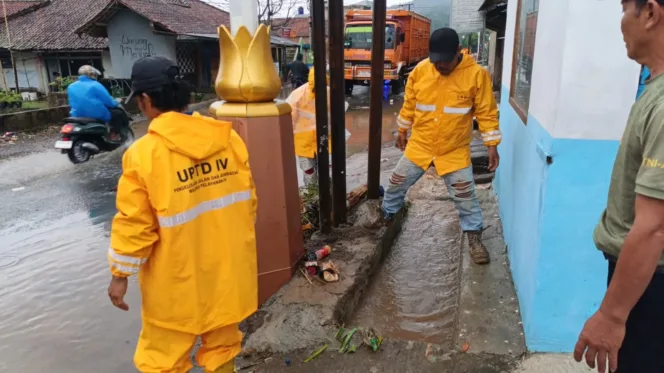 Petugas Pengelola Jalan Dan Jembatan UPTD IV Siap Siaga