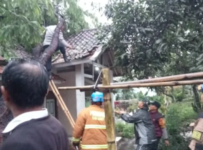 Polsek Banyuresmi Evakuasi Pohon Tumbang menimpa Rumah Warga