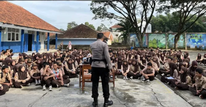 Bhabinkamtibmas Polsek Malangbong Sosialisasikan SPMB SMA Kemala Taruna Di SMPN 1 Malangbong