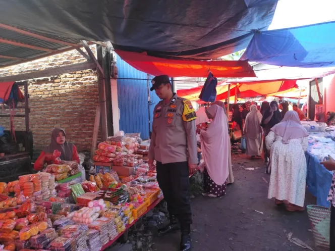 Cegah Aksi Premanisme dan Pungli di Pasar Tradisional Kapar, Personel Polsek Pasaman Menggelar Kegiatan Patroli Dialogis