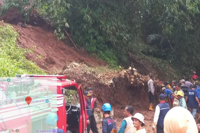 Polsek Sukawening Laksanakan Kerja Bakti Pasca Longsor  Di Jembatan Cinangsi