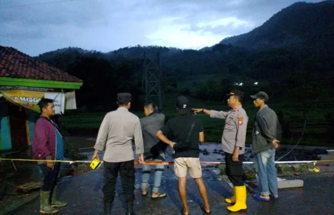Polsek Singajaya Cek TKP Jembatan Gantung Yang Ambruk