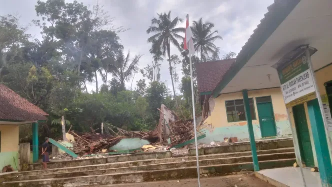 Bangunan MTS Al-Barkah Ambruk Setelah Lama Diabaikan Pemerintah