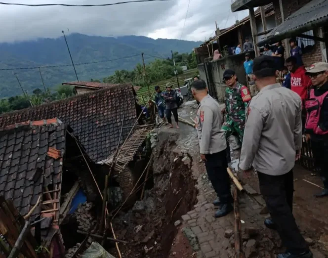 Polsek Cibatu, Polres Garut Cek TKP Longsor Timpa Rumah Warga