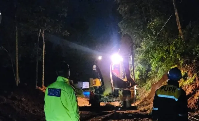 Jalan Raya Cikajang – Banjarwangi  Di bersihkan Material Longsoran Oleh Polsek Banjarwangi