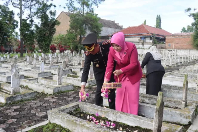 Peringatan Hari Pahlawan 2025, Kapolres Bersama Forkopimda Ikuti Upacara Dan Ziarah Ke Makam Pahlawan
