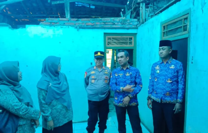 Kapolsek Dan Forkopimcam Bayongbong Salurkan Bantuan Warga Terdampak Rumah Roboh
