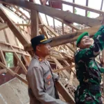 Polsek Cibalong Cek TKP Robohnya Atap SDN 1 Najaten IMG-20251110-WA0150