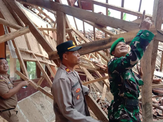 Polsek Cibalong Cek TKP Robohnya Atap  SDN 1 Najaten