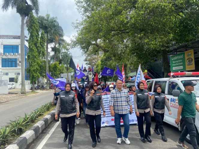 Polwan Polres Garut Lakukan Pengamanan Unjuk Rasa Dengan Humanis