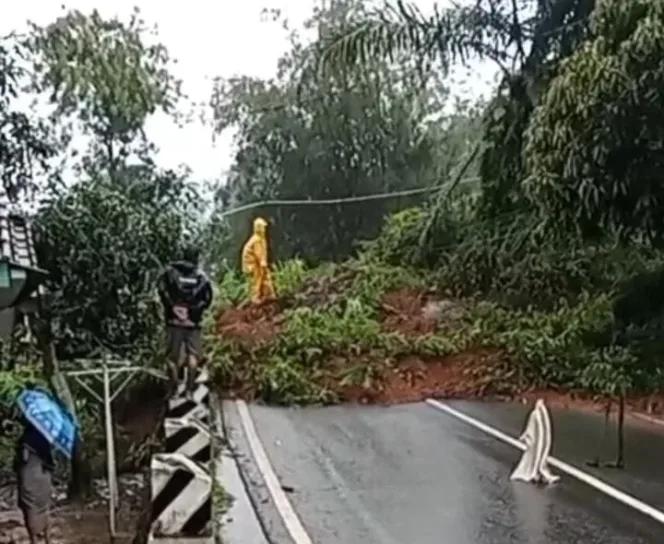 Longsor Tutup Jalan Akses Bungbulang-Garut Di Depok Pakenjeng
