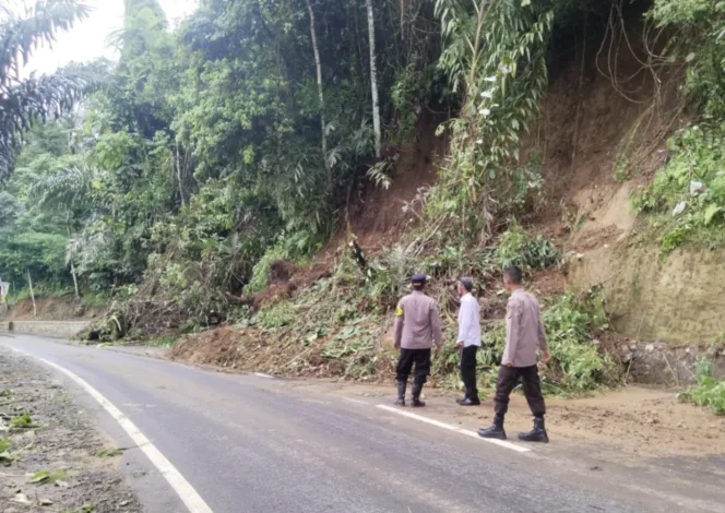 Polsek Caringin Cek Lokasi Longsor, Pastikan Jalur Aman