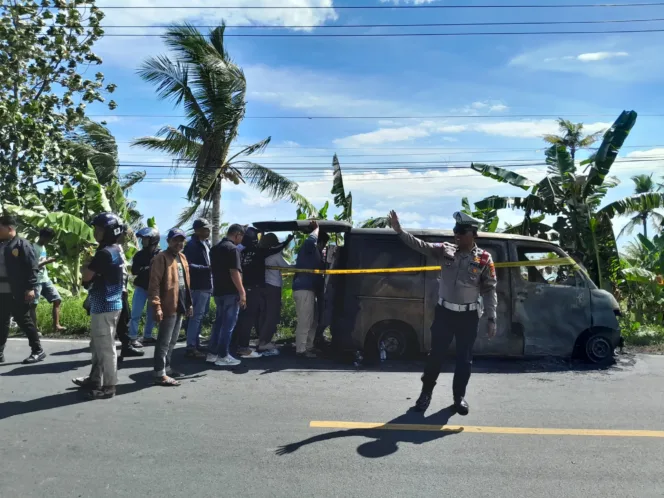 Mobil Box Grandmax Terbakar Di Jalan Trans Sulawesi, Rp.4,6 Miliar Milik Bank BNI Cabang Polman Ludes Terbakar, Polres Polman Lakukan Penyelidikan