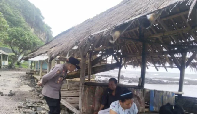 Polsek Caringin Gelar Patroli Gabungan “Park Walk And Talk” Perkuat Keamanan, Pendekatan Warga