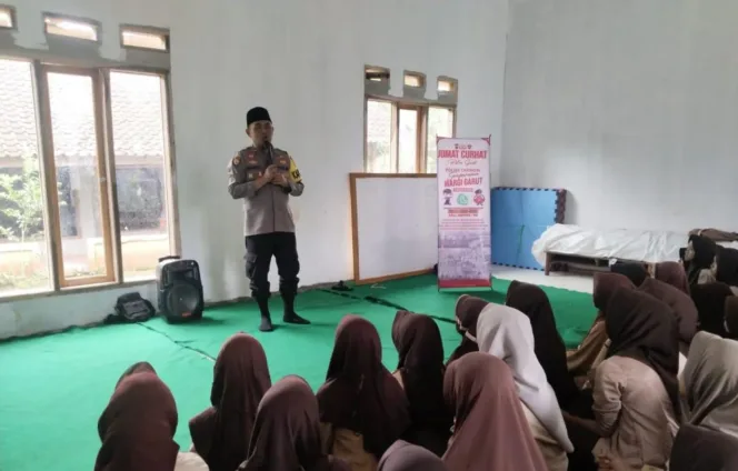 Kapolsek Caringin Gelar Curhat Di SDN 1 Purbayani Bahas Pencgahan Bullying