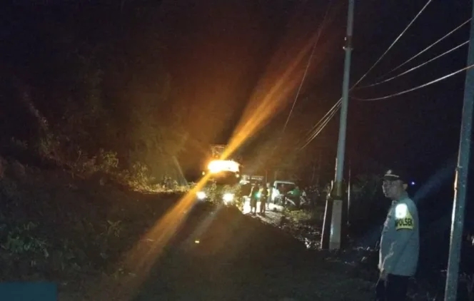 Hujan deras Picu Longsor Di Jalan  Bungbulang-Caringin, Polsek Caringi Cepat  Tangani