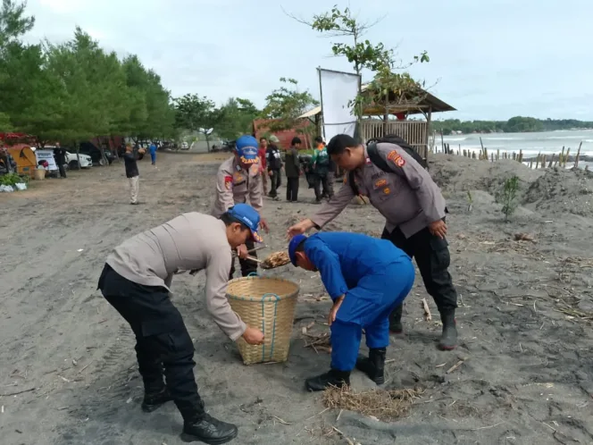 Satpolairud Polres Garut Gelar Aksi Bersih-Bersih Pantai Karang Modang Sambut HUT Polairud  Ke 75