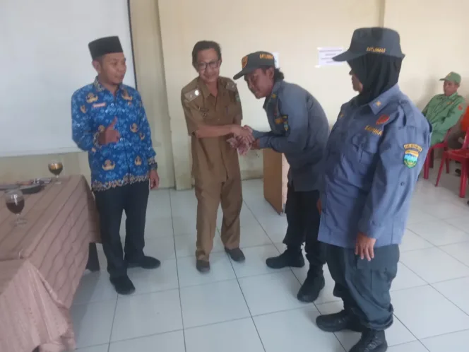 Anggota LINMAS Desa Mangunreja Terima Uang Insentif Tahap Dua