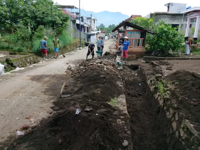 Gotong Royong Warga Ciamana Bersihkan Sisa Banjir Di RT03/09 Desa Sindang Ratu