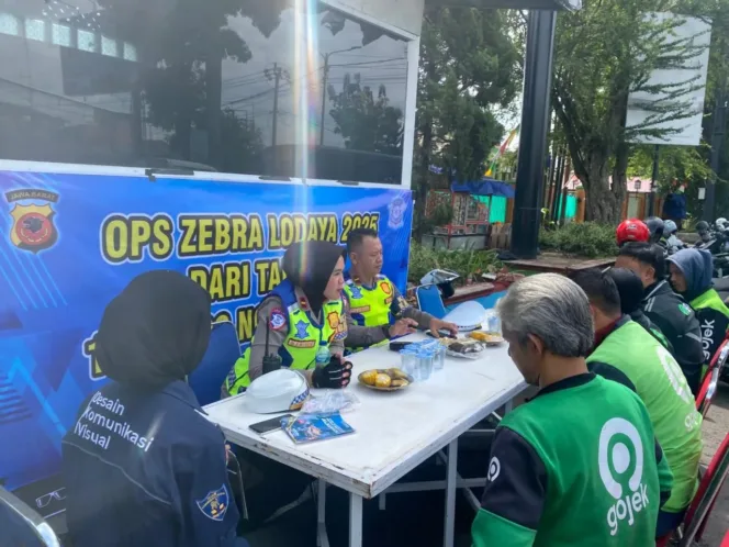 Satlantas Polres Garut Gelar Pemeriksaan KTMDU Dan Bagikan Vitamin  pada Pengendara Dalam Ops Lodaya Zebra 2025