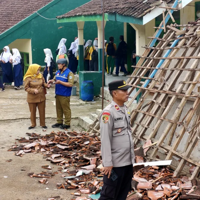 Bangunan Ruang Guru SMP PGRI Talegong Ambruk Akibat Pergeseran Tanah, Kapolsek Talegong Cek TKP