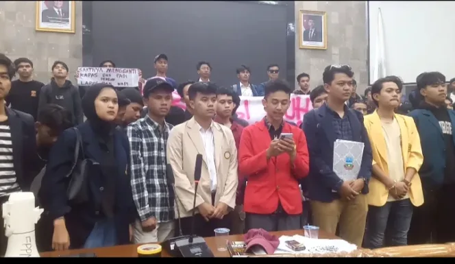 Aksi Demonstrasi Aliansi Mahasiswa Garut di Depan Gedung DPRD Garut