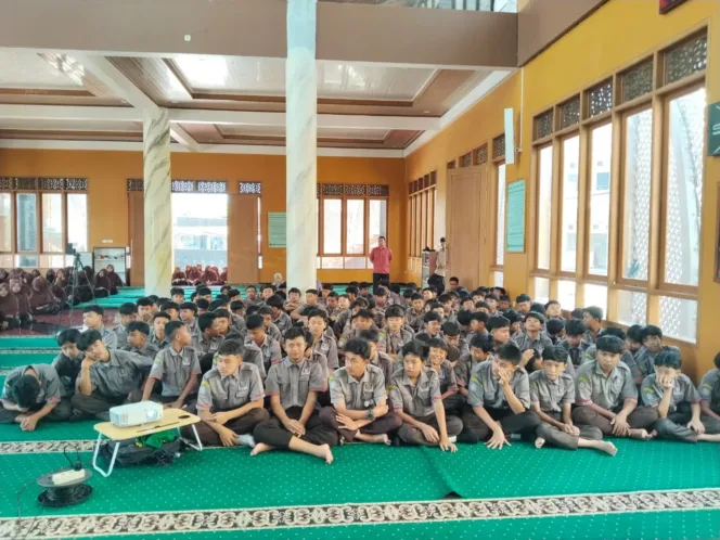 Kapolsek Wanaraja Berikan Penyuluhan kepada Ratusan Santri MTs Persis Kudang