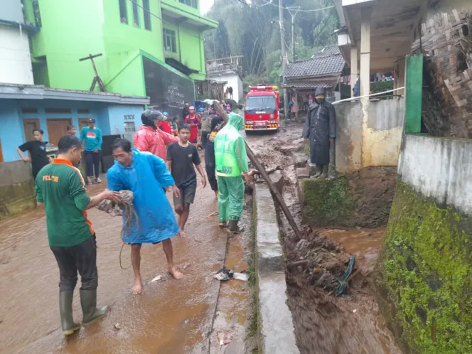 Polsek Cisurupan Cek lokasi Banjir Dan Lakukan Penanganan Bersama Warga