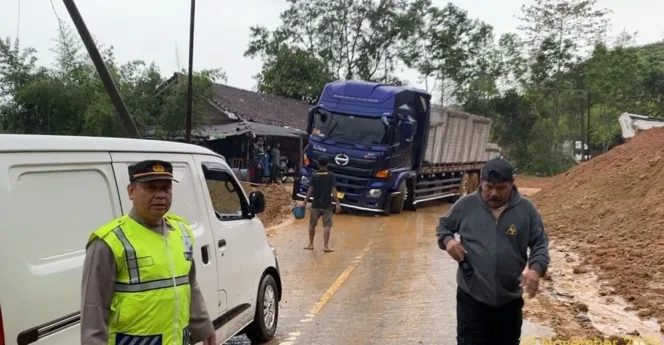 Polsek Cikajang Evakuasi Truk Tergelincir Akibat Jalan Licin