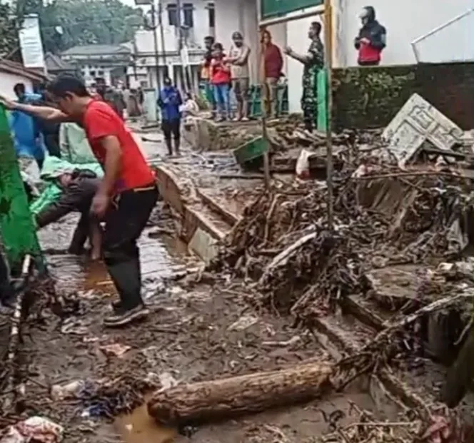 Banjir Dadakan Di Cibojong Balewangi dan Cisurupan Di picu Lereng Gunung Yang Rusak