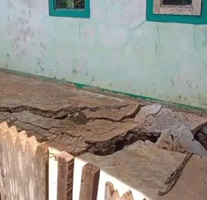 Retakan Tanah Muncul Di Kampung Pasantren Caringin Garut, Warga Cemas