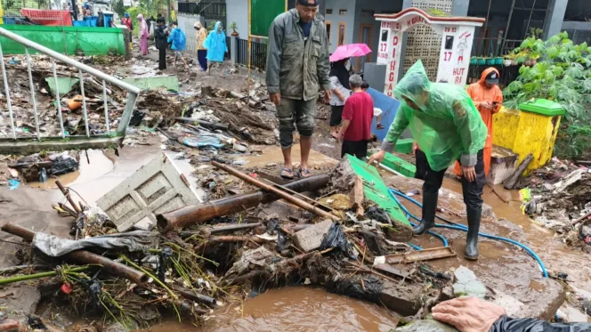 Polsek Cisurupan Bersama BPBD, Damkar, Forkopimcam, TNI, Dan Warga Evakuasi Matrial Banjir Dan Longsor