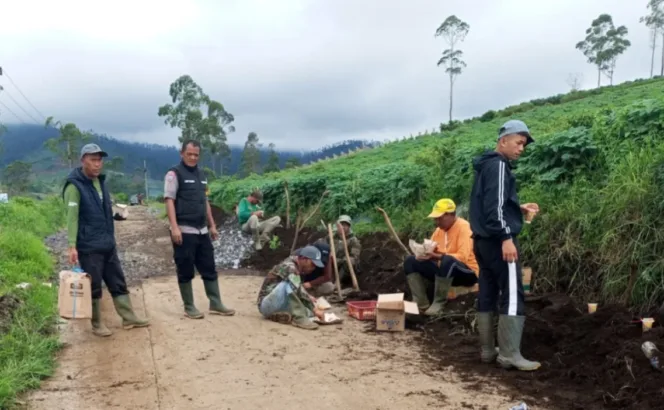 Babinkamtibmas Polsek Pasirwangi Ajak Warga Berihkan Saluran Air Antisipasi Musim Penghujan